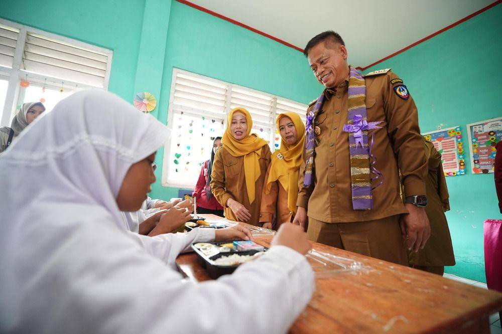 Pj. Gubernur Sulsel Fadjry Djufry meninjau program Makan Bergizi Gratis (MGB) di delapan kabupaten di Sulsel. (Dok. Humas Pemprov Sulsel)