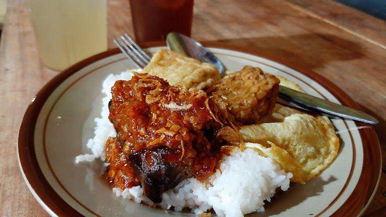Sego Sambel Iwak Pe Mak Yah, Solo (google.com/maps/Hapsari Tita Novi W)