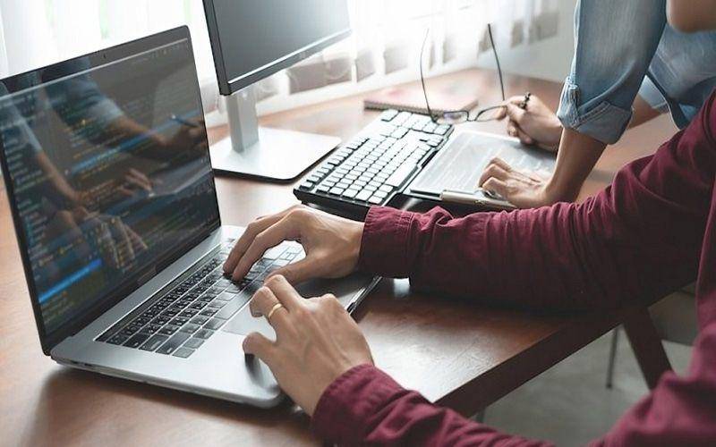 ilustrasi software laptop yang bermasalah (freepik.com/snowing)