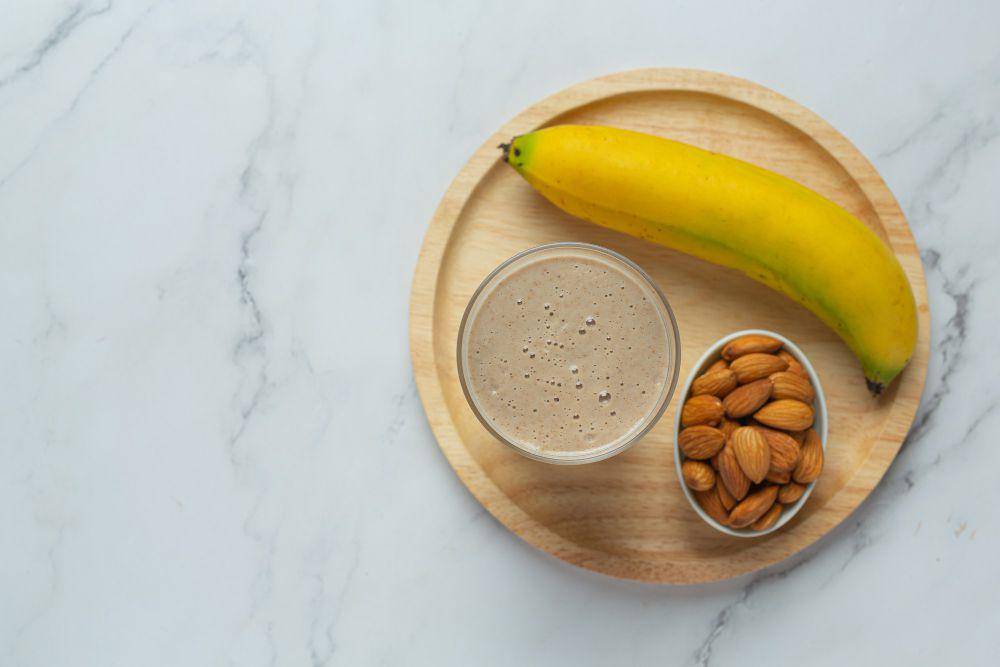 Ilustrasi Pisang dan Minyak Almond (freepik.com/jcomp)