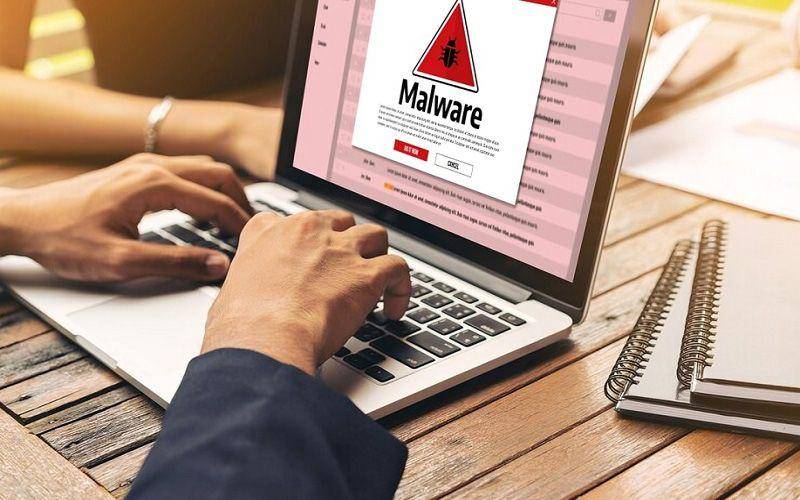 ilustrasi serangan virus yang merusak laptop (freepik.com/Frolopiaton Palm)