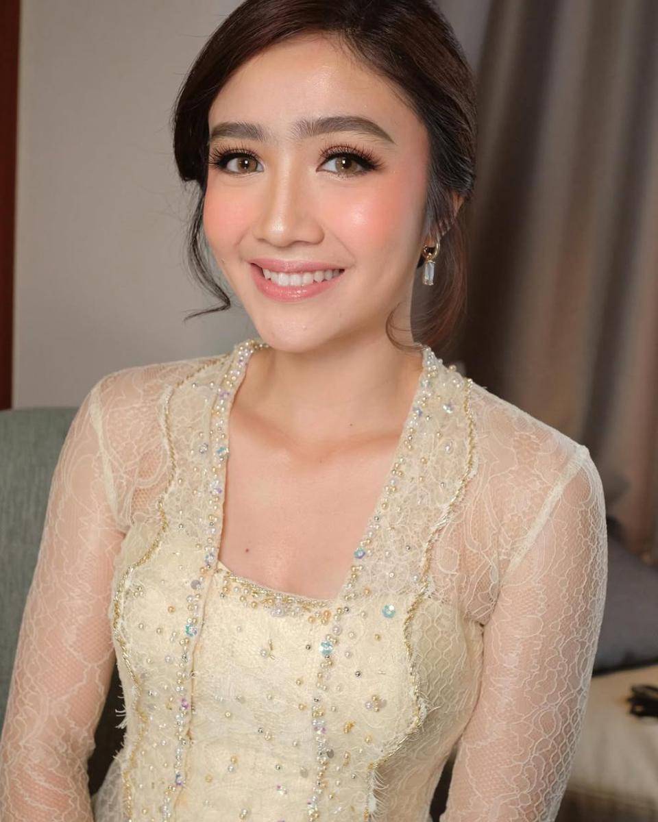 ide makeup wisuda ala Febby Rastanty (instagram.com/febbyrastanty)