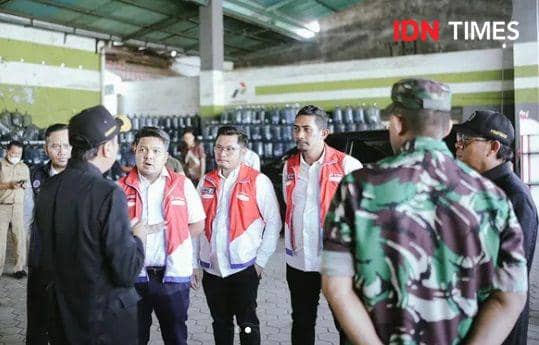 Bambang Purnomo (jaket merah berkacamata) saat menerima kunjungan Forkopimda Banyumas ketika meninjau stok LPG 3 kg. (IDN Times/Foto : Humas Pemkab Banyumas)