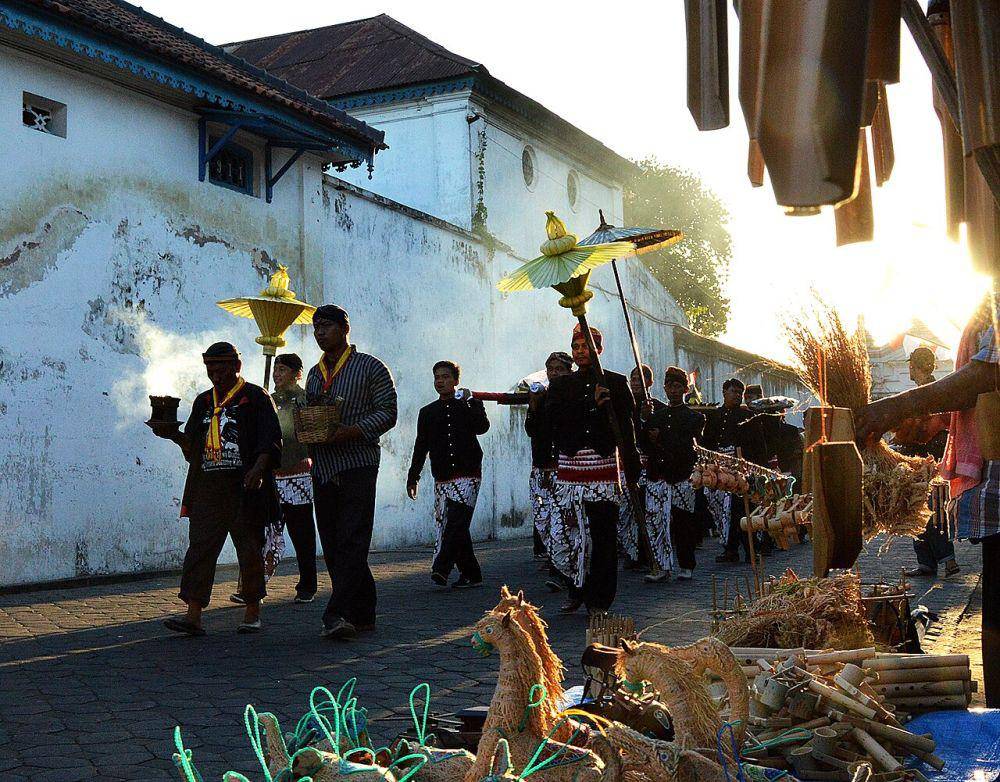 potret ritual keliling keraton di Kampung Baluwarti (commons.m.wikimedia.org/Ggi_ompong)