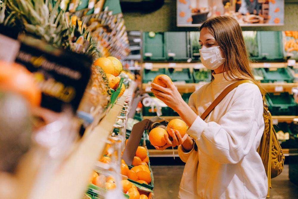 ilustrasi melihat pangkal dan ujung buah (pexels.com/Anna Shvets)