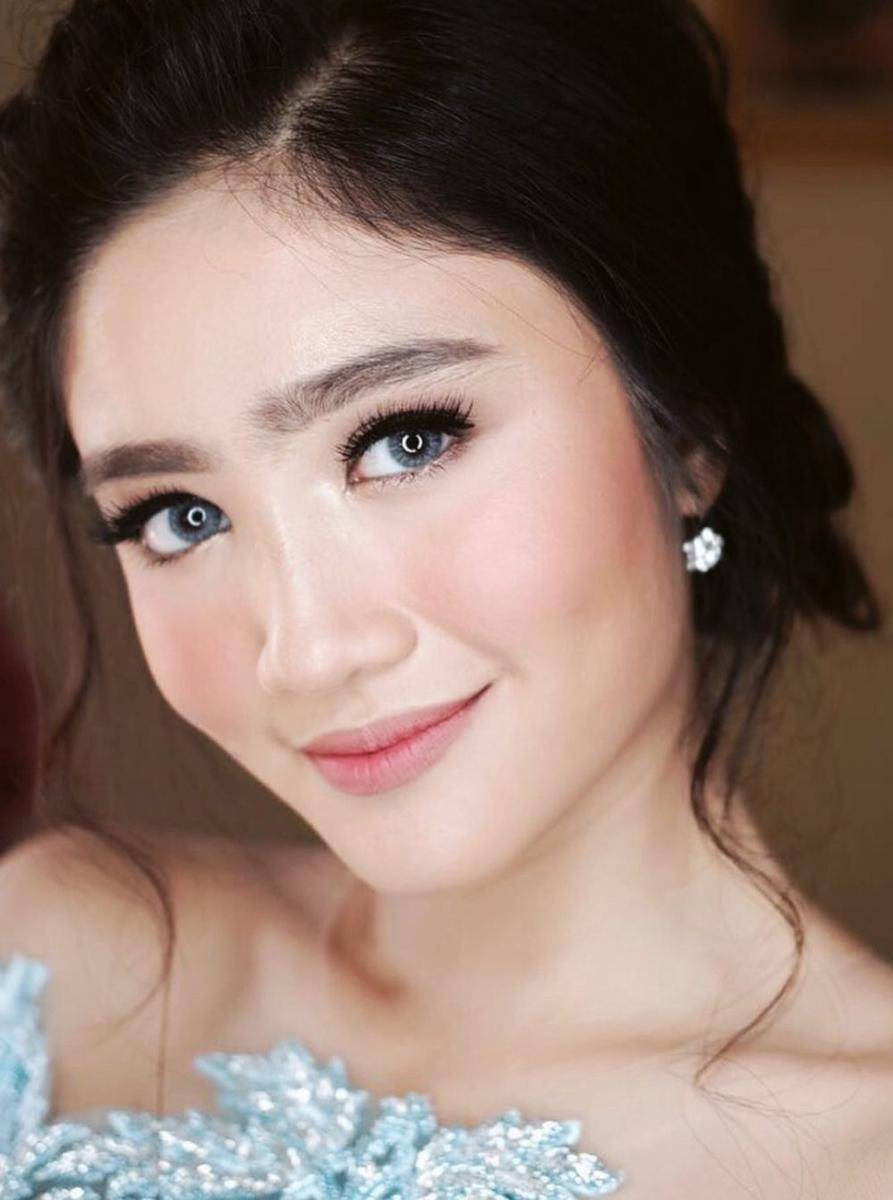 ide makeup wisuda ala Febby Rastanty (instagram.com/febbyrastanty)