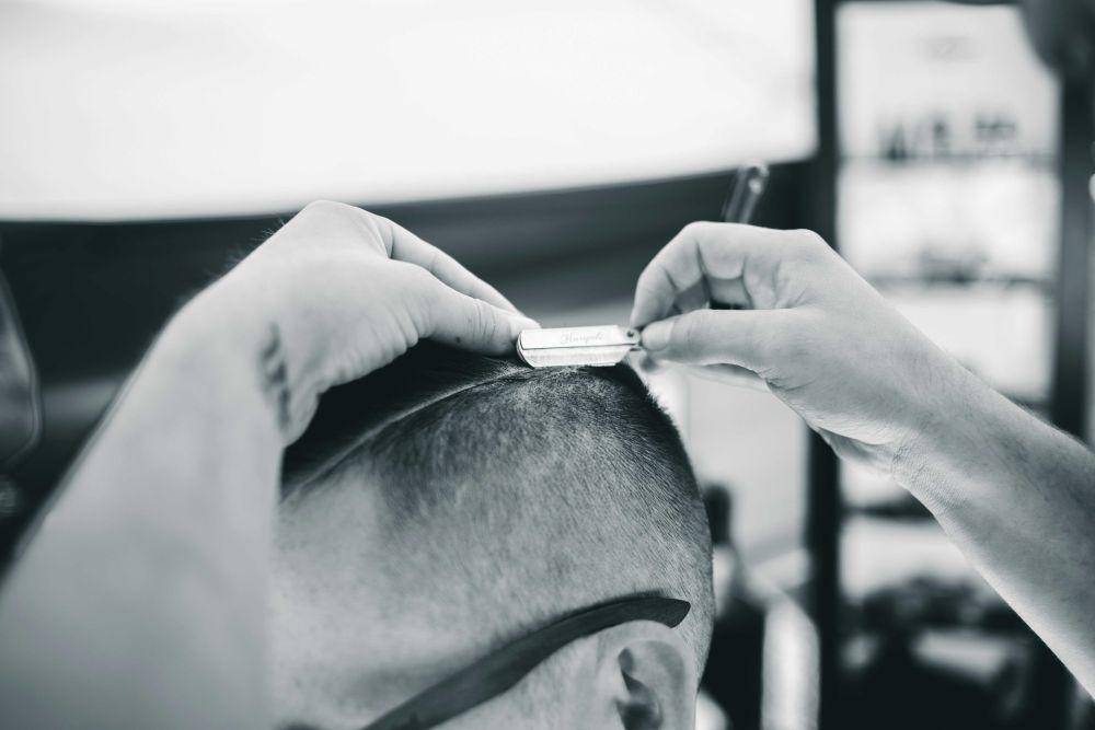 ilustrasi pria sedang potong rambut (unsplash.com/Erik Mclean)