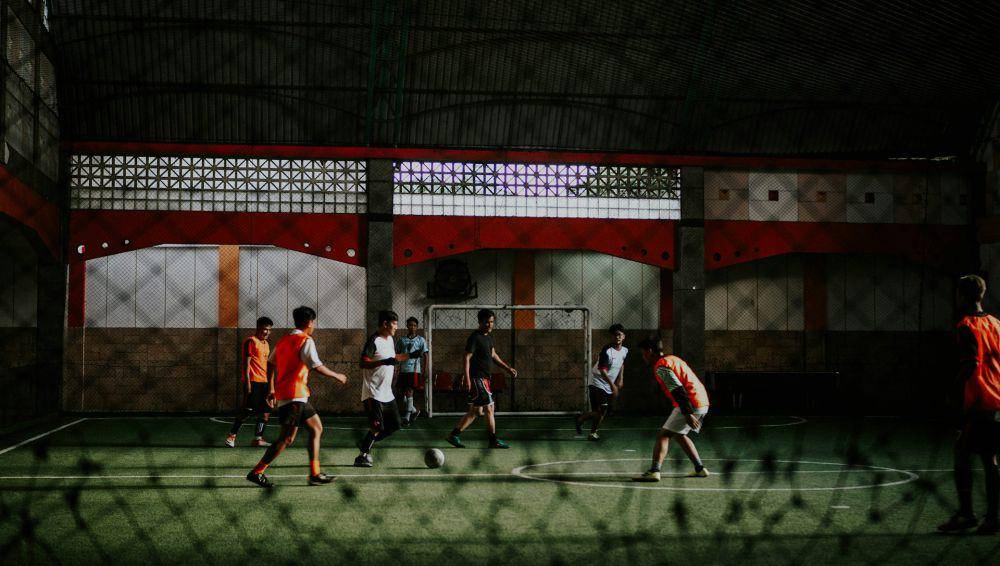 ilustrasi permainan futsal (unsplash.com/@falaqkun)
