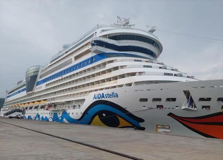 Bawa 2.000 Wisatawan, Kapal Pesiar AIDAstella Singgah di Lombok
