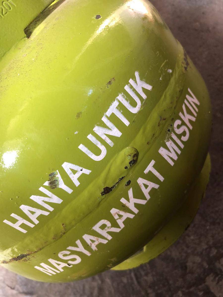 Jika istrimu masih memasak pakai gas 3 kg dan anda masih syah ikut antrian BLT di kantor pos gak usah sok2 ngomongin utang negara (https://x.com/BadaiSelatan555/status/1604888956968980480)