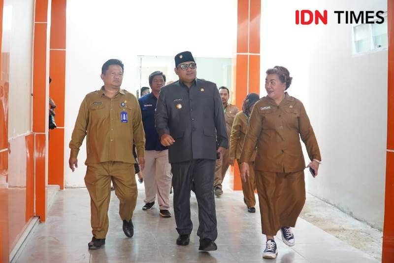 Pj. Bupati PPU, Zainal Arifin bersama dr. Grace dan dr. Eka Direktur RSUD Sepaku jalan di lorong gedung C RSUD Sepaku (IDN Times/Ervan)