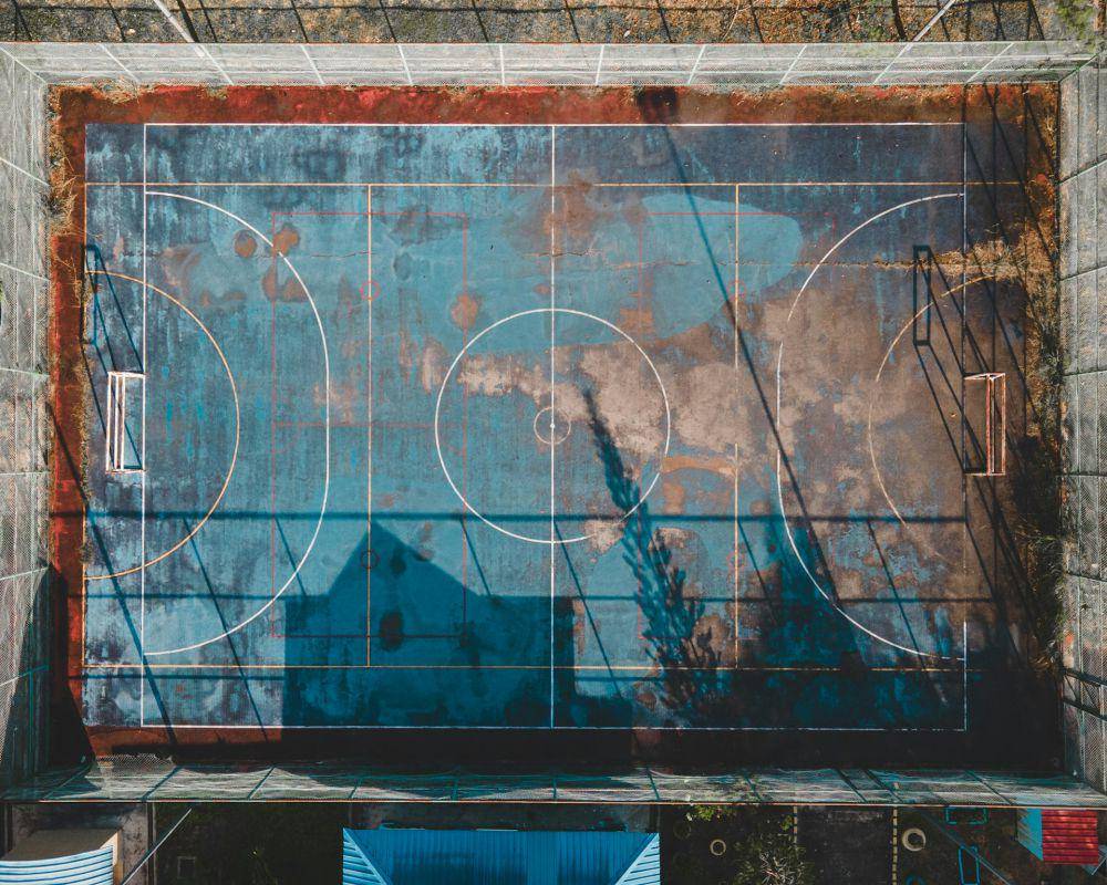 ilustrasi lapangan futsal (unsplash.com/@eeyernlee)