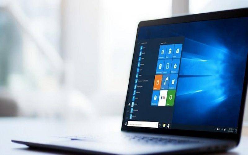 ilustrasi pembaruan sistem operasi laptop (freepik.com/DenisW)