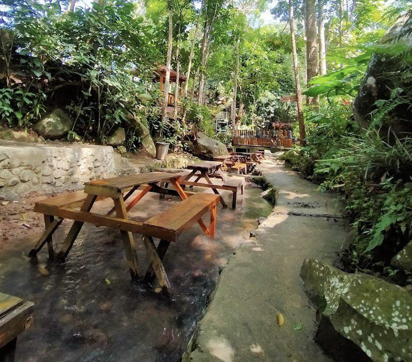 Menarik, 5 Tempat Makan di Jawa Timur Ini Berada di Atas Aliran Sungai