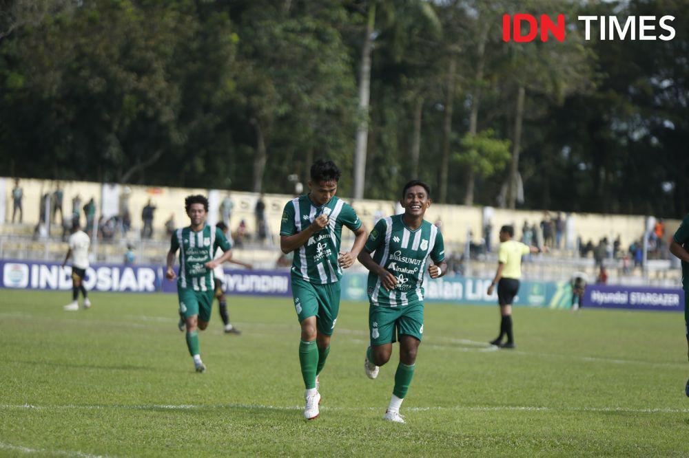 Ikhsan Can mencetak gol PSMS ke gawang Nusantara United pada playoff Liga 2 di Stadion Baharoeddin Siregar, Lubukpakam (IDN Times/Doni Hermawan)