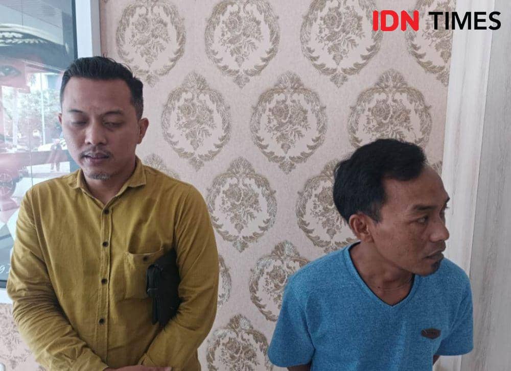 Pelapor Ari Syandi dan suami korban Jaka usai menyampaikan laporan ke Polresta Bandar Lampung. (IDN Times/Tama Yudha Wiguna).