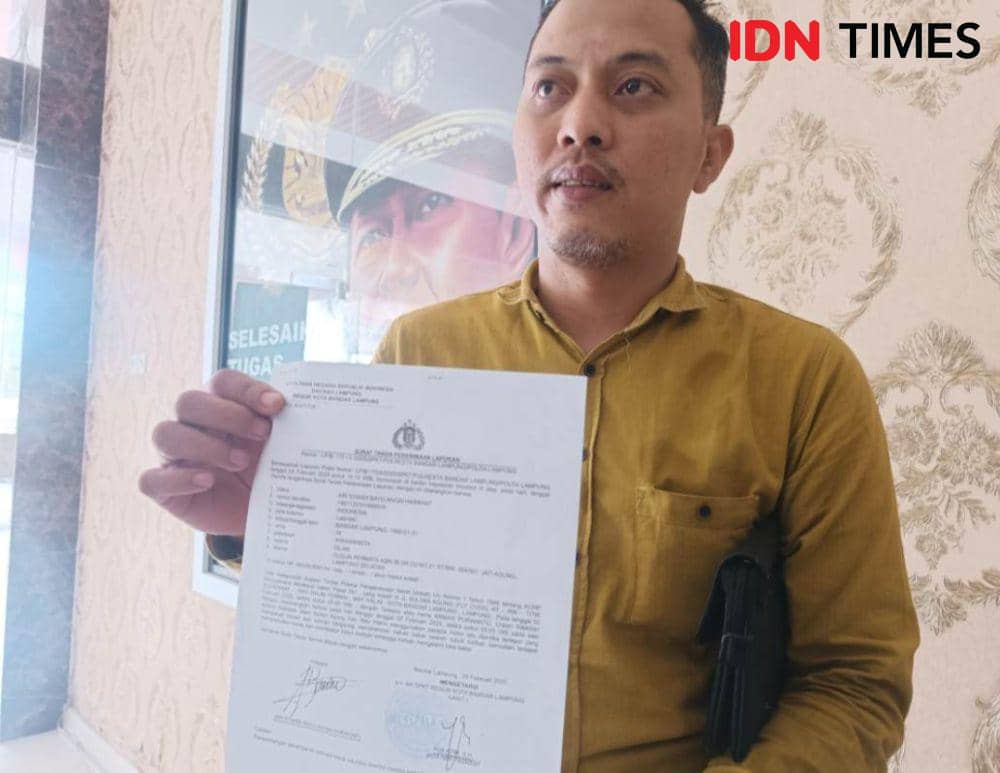 Pelapor Ari Syandi memperlihatkan laporan kasus korban TW telah diterima Polresta Bandar Lampung. (IDN Times/Tama Yudha Wiguna).