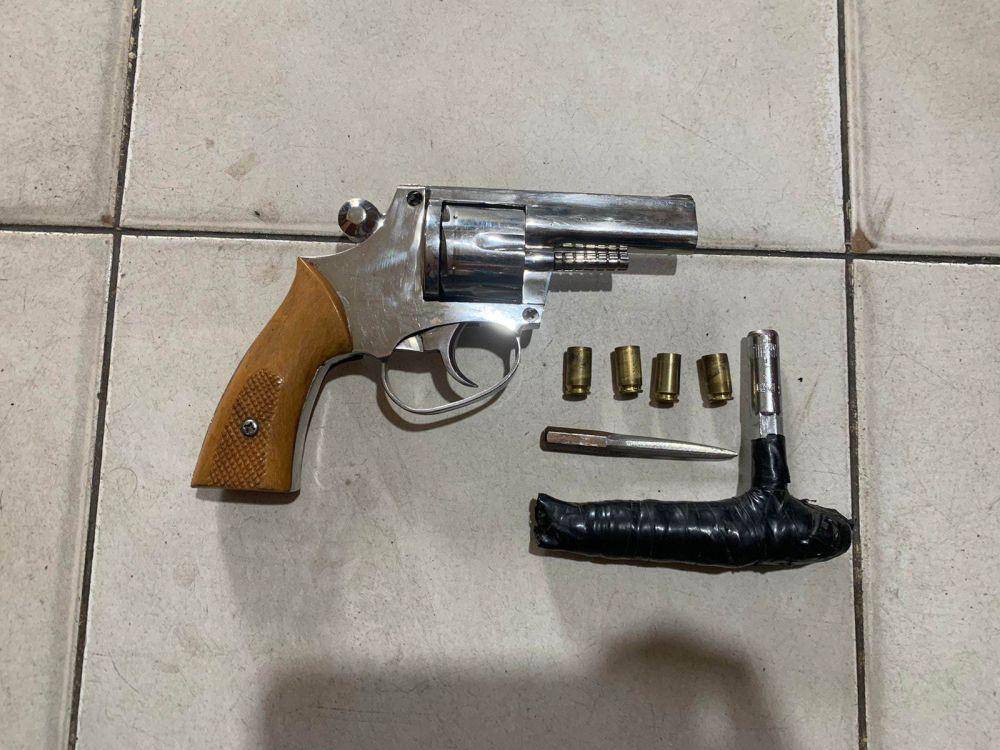 Penampakan barang bukti senpi milik pelaku Aditya Tri Atmaja. (Dok. Polsek Sukarame).