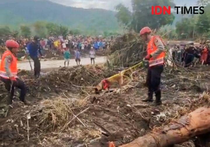 Foto Tim K-9 Polda NTB saat mencari 5 korban banjir di Desa Nangawera Kecamatan Wera Kabupaten Bima (Dok/Istimewa)