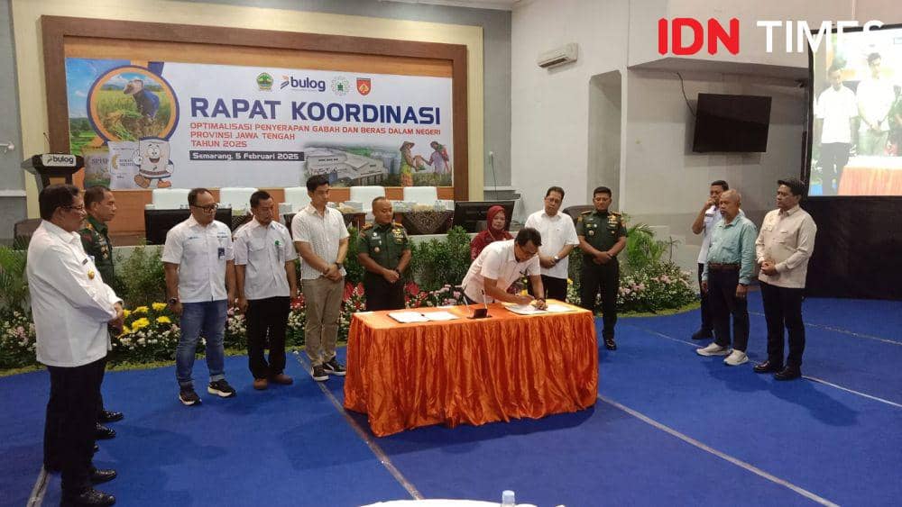 Penandatanganan perjanjian kerjasama antar Bulog dengan Perpadi saat rapat koordinasi penyerapan beras daerah di Aula Oryza Sativa Bulog Jateng, Rabu (6/2/2025). (IDN Times/Fariz Fardianto)