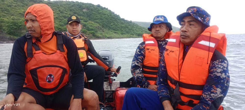 Foto Tim SAR Saat menyusuri muara sungai Nangawera (Dok/Pos SAR Bima)