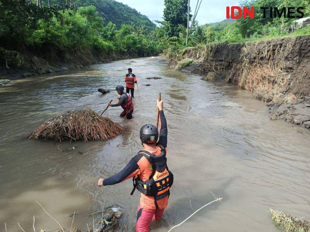 Foto Tim SAR Saat menyusuri aliran sungai Nangawera Kecamatan Wera Kabupaten Bima (Dok/Pos SAR Bima)