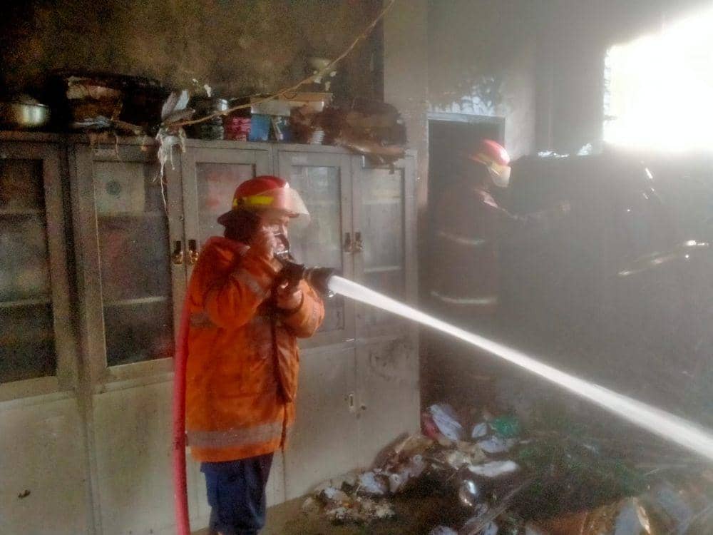 Petugas Damkar Karangasem memadamkan kobaran api yang membakar Ruang TU SLB 1 Karangasem. (Dok.Humas Damkar Karangasem)