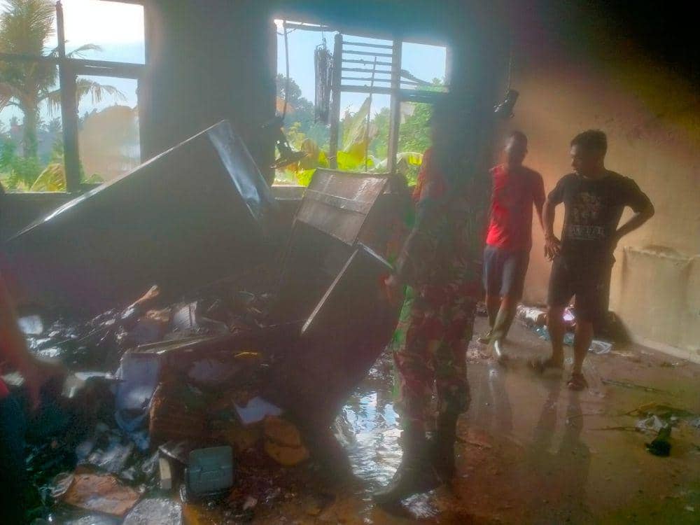 Petugas Damkar Karangasem memadamkan kobaran api yang membakar Ruang TU SLB 1 Karangasem. (Dok.Humas Damkar Karangasem)