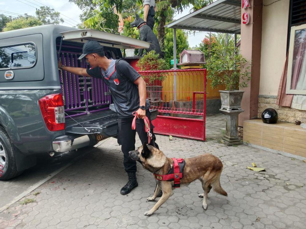 Polda NTB Kerahkan Anjing Pelacak Cari Korban Banjir Bandang di Bima