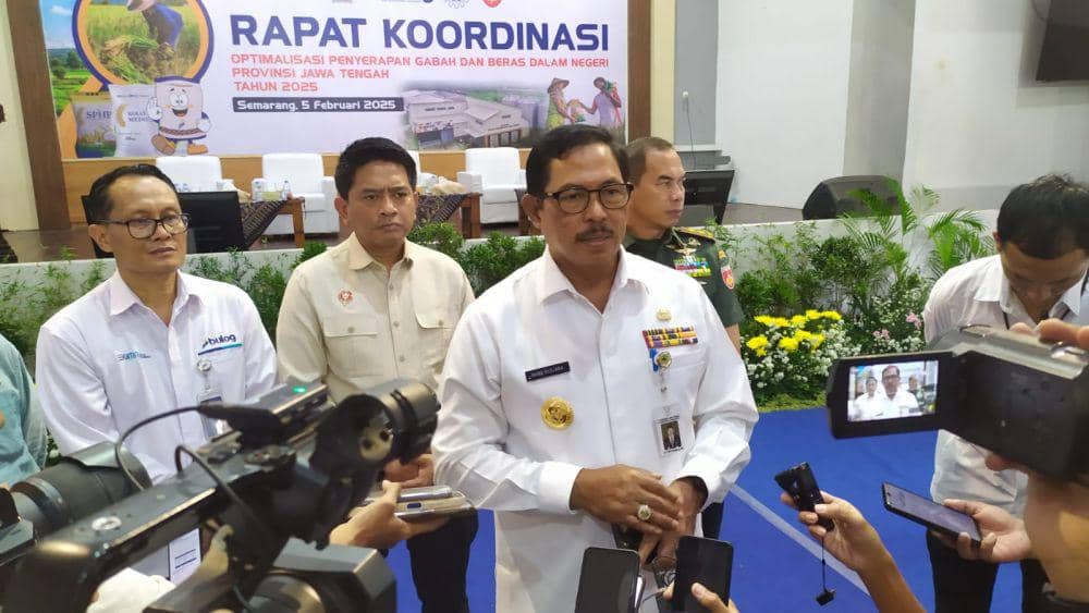 Kamera televisi dan alat perekam suara diarahkan kepada Pj Gubernur Jateng Nana Sudjana saat wawancara mengenai kesiapan penyerapan beras daerah. (IDN Times/Fariz Fardianto)