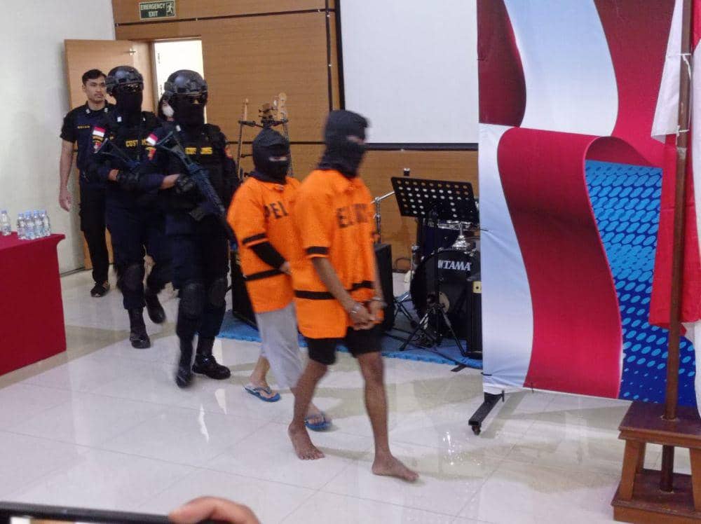 Dua tersangka yang diamankan BC Batam (IDN Times/Putra Gema Pamungkas)
