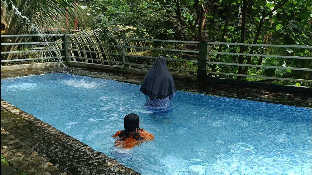 Wisatawan berenang di Pemandian Hidden Green Kayoan. (Dok.Pribadi/Muhammad Ibnu Khaldun)