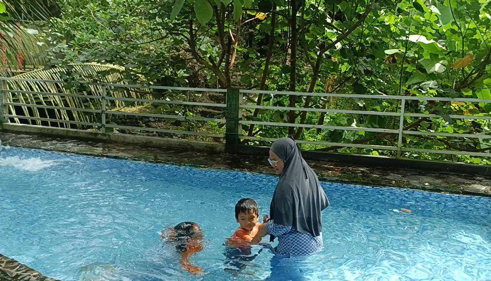Wisatawan sedang berenang di Pemandian Hidden Green Kayoan. (Dok.Pribadi/Muhammad Ibnu Khaldun)