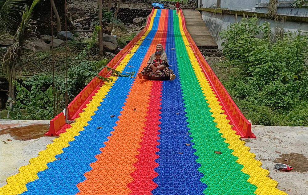 Pengunjung terlihat mencoba perosotan pelangi di Pemandian Hidden Green Kayoan. (Dok.Pribadi/Muhammad Ibnu Khaldun)
