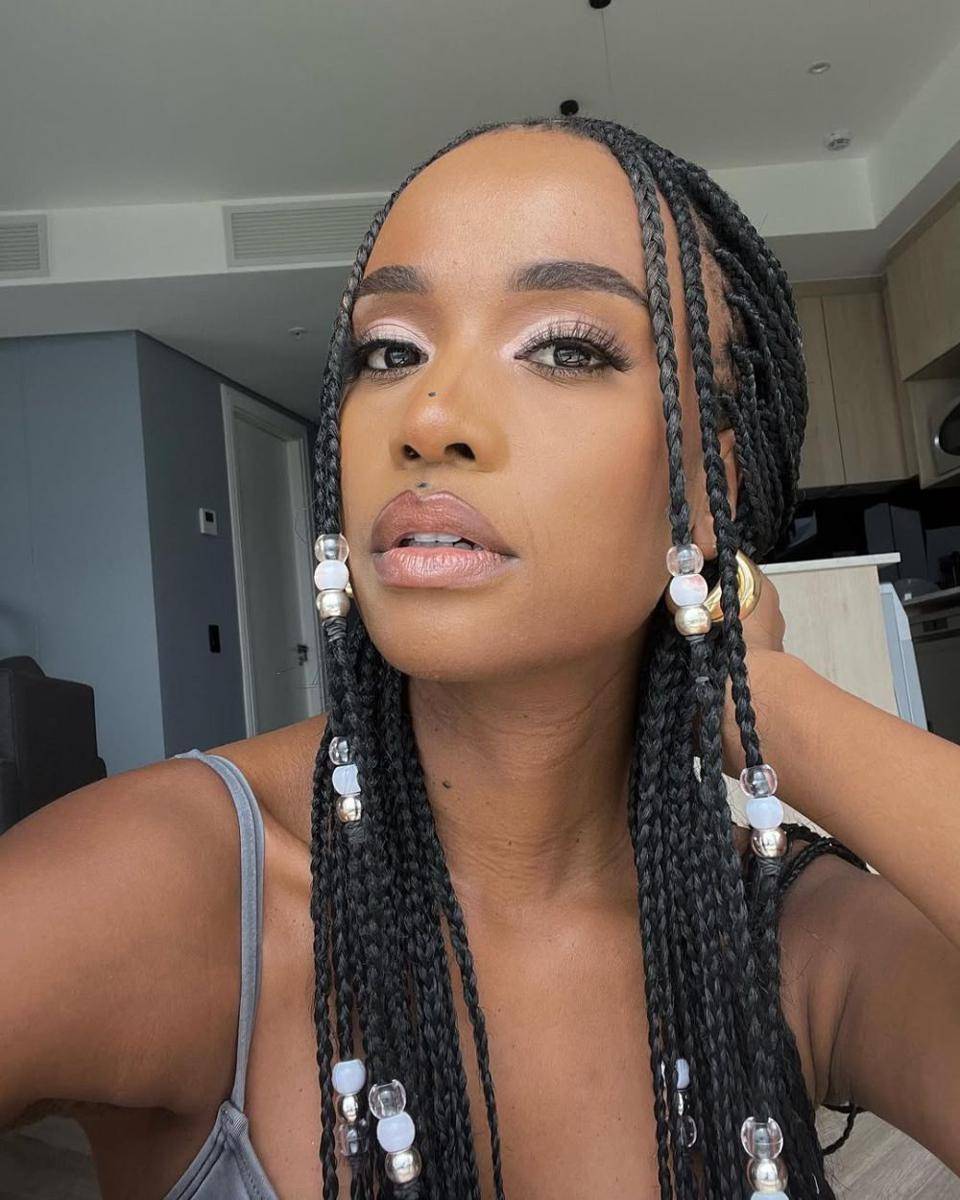 potret ide gaya rambut yang cocok untuk kulit tan ala Zozibini Tunzi (instagram.com/zozitunzi)