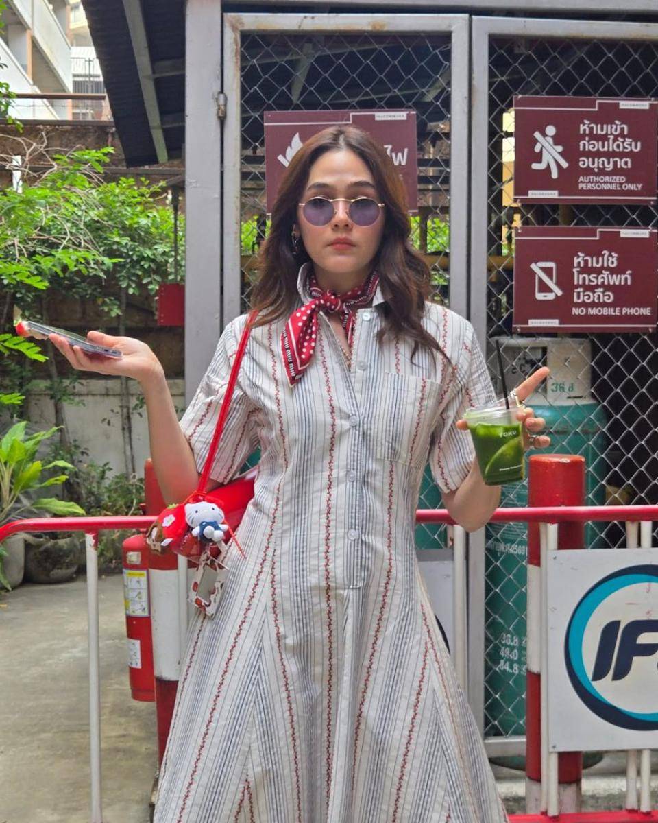 potret ide OOTD smart casual look yang feminin ala Araya Hargate (instagram.com/chomismaterialgirl)