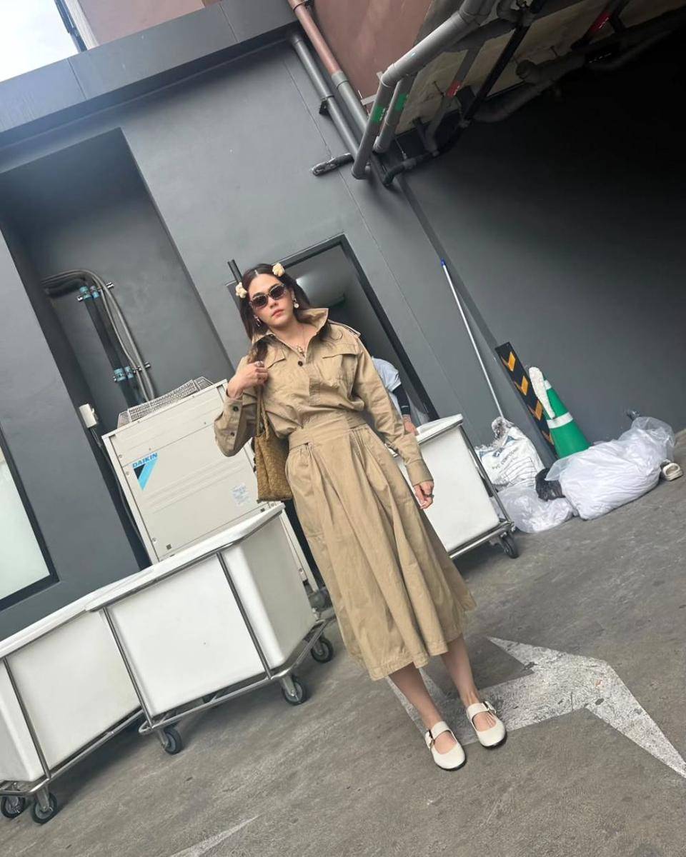 potret ide OOTD smart casual look yang feminin ala Araya Hargate (instagram.com/chomismaterialgirl)