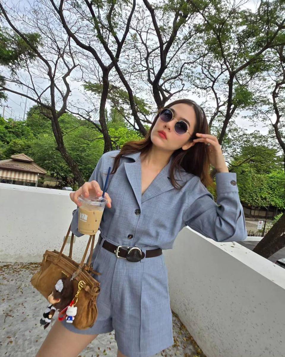 potret ide OOTD smart casual look yang feminin ala Araya Hargate (instagram.com/chomismaterialgirl)