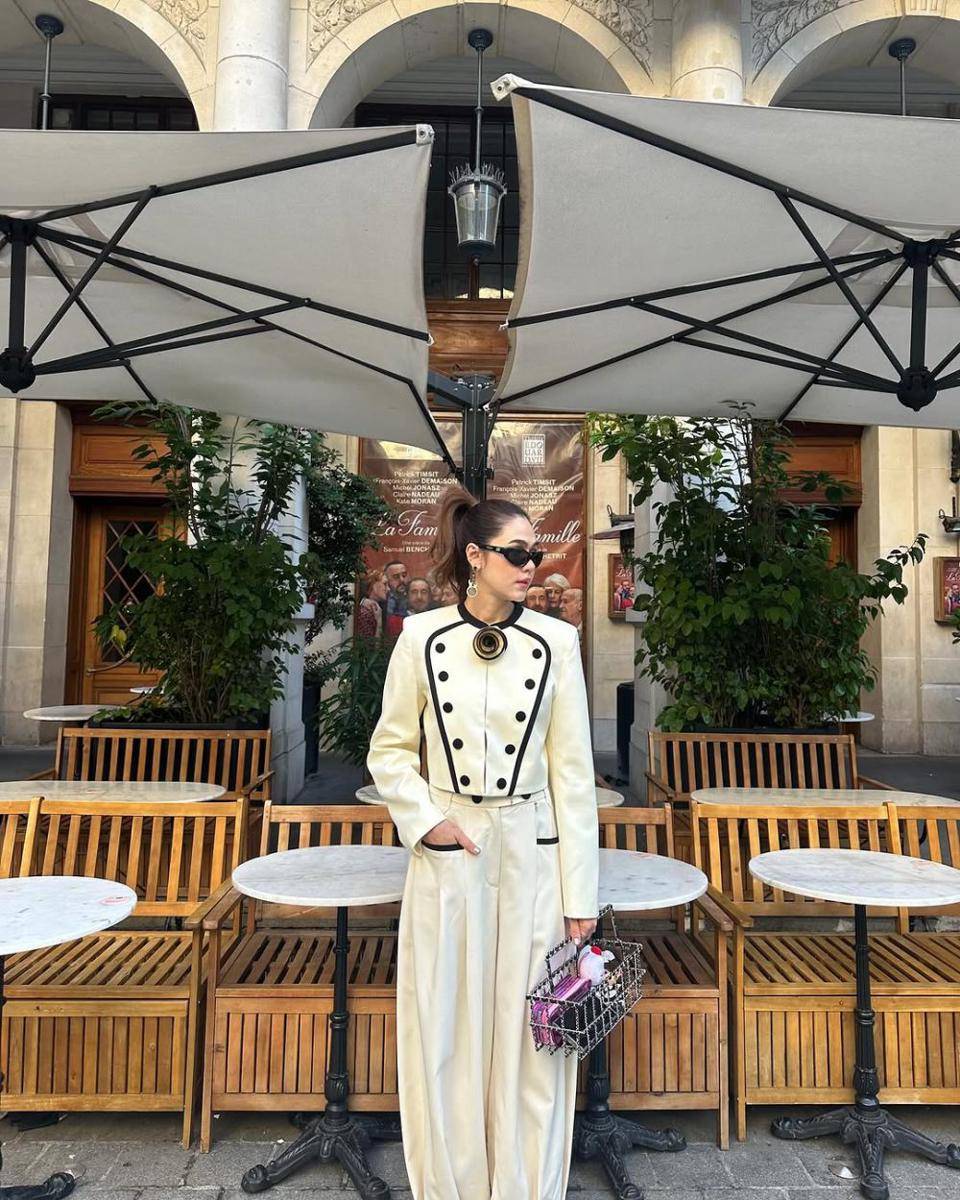 potret ide OOTD smart casual look yang feminin ala Araya Hargate (instagram.com/chomismaterialgirl)