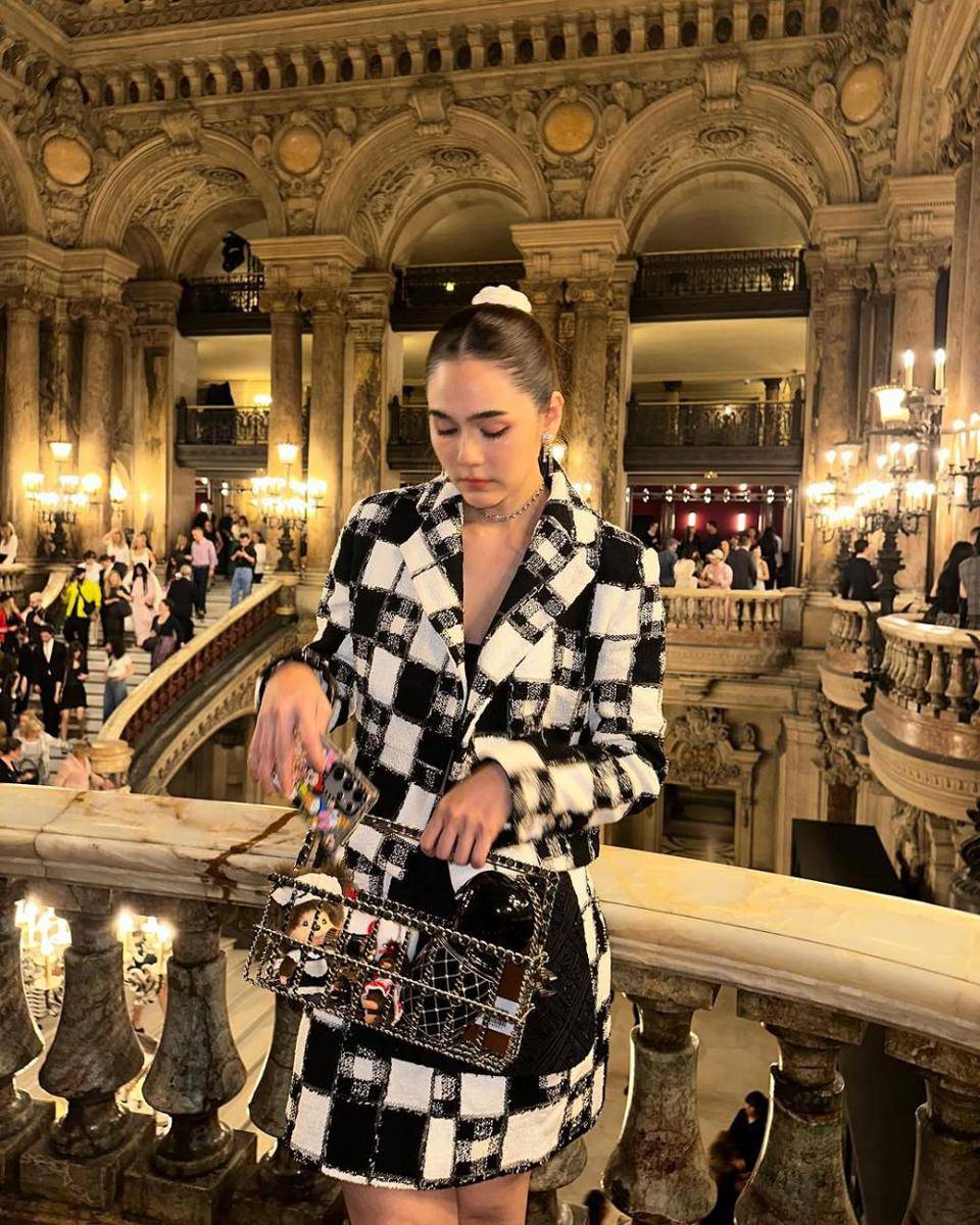 potret ide OOTD smart casual look yang feminin ala Araya Hargate (instagram.com/chomismaterialgirl)