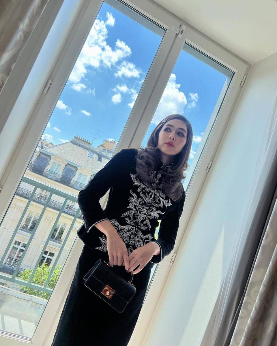 potret ide OOTD smart casual look yang feminin ala Araya Hargate (instagram.com/chomismaterialgirl)