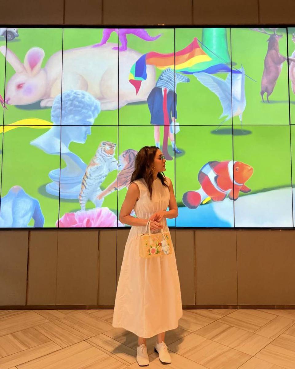 potret ide OOTD smart casual look yang feminin ala Araya Hargate (instagram.com/chomismaterialgirl)