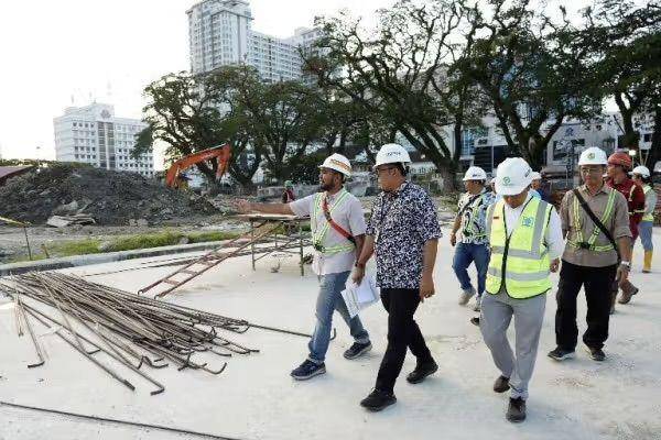 Wakil Wali Kota Medan Aulia Rachman saat meninjau progres Lapangan Merdeka Medan (Dok. Istimewa)