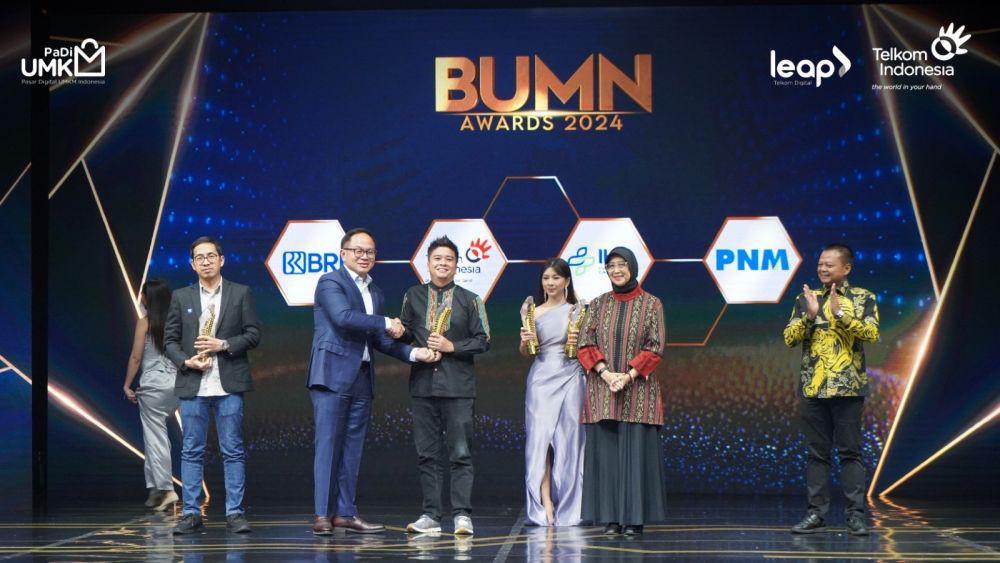 PT Telkom Indonesia (Persero) Tbk (Telkom) melalui platform digital unggulannya, Pasar Digital (PaDi) UMKM mendapatkan apresiasi atas kontribusinya terhadap pemberdayaan ekonomi UMKM pada ajang BUMN Awards 2024 berupa Outstanding Contribution to MSME Economic Empowerment yang berlangsung di Jakarta Concert Hall, iNews Tower, Jakarta, beberapa waktu yang lalu. (dok. Telkom)