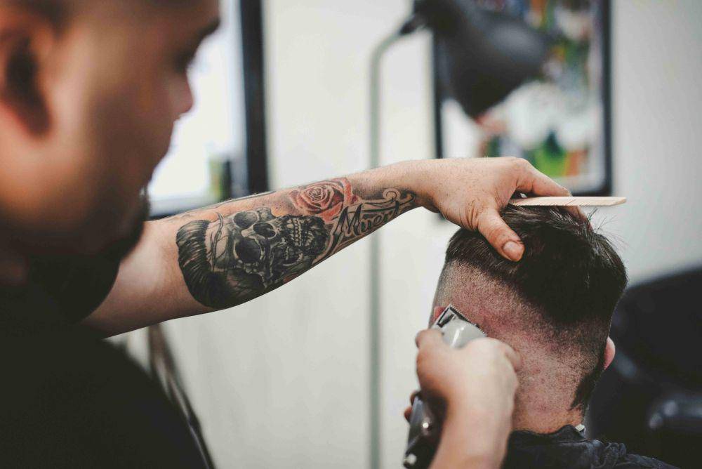 ilustrasi pria sedang potong rambut (unsplash.com/John Arano)