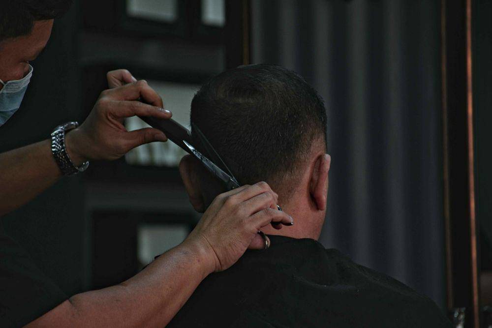 ilustrasi pria sedang potong rambut (unsplash.com/John Karlo Mendoza)