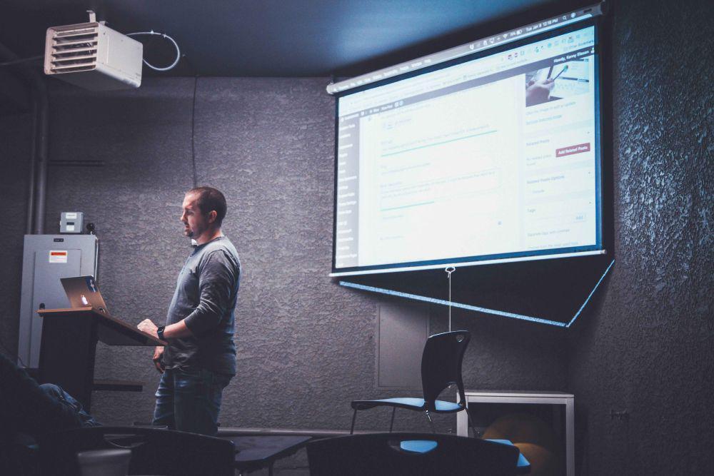 ilustrasi pria berbicara dalam pitching bisnis (unsplash.com/Kenny Eliason)