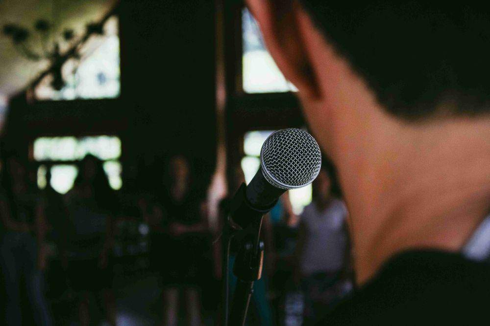 ilustrasi pria berbicara dalam pitching bisnis (unsplash.com/Marcos Luiz Photograph)