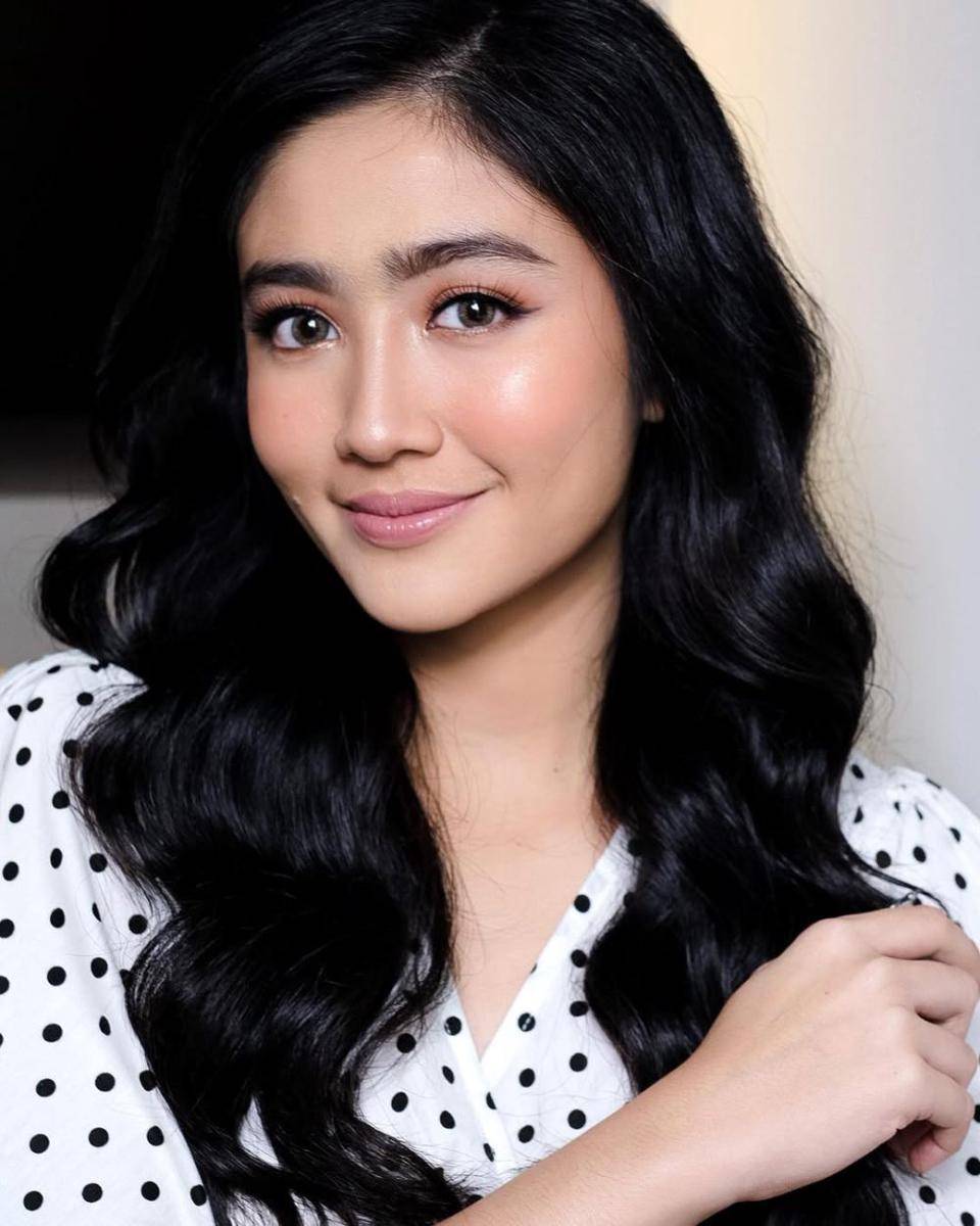 ide makeup wisuda ala Febby Rastanty (instagram.com/febbyrastanty)