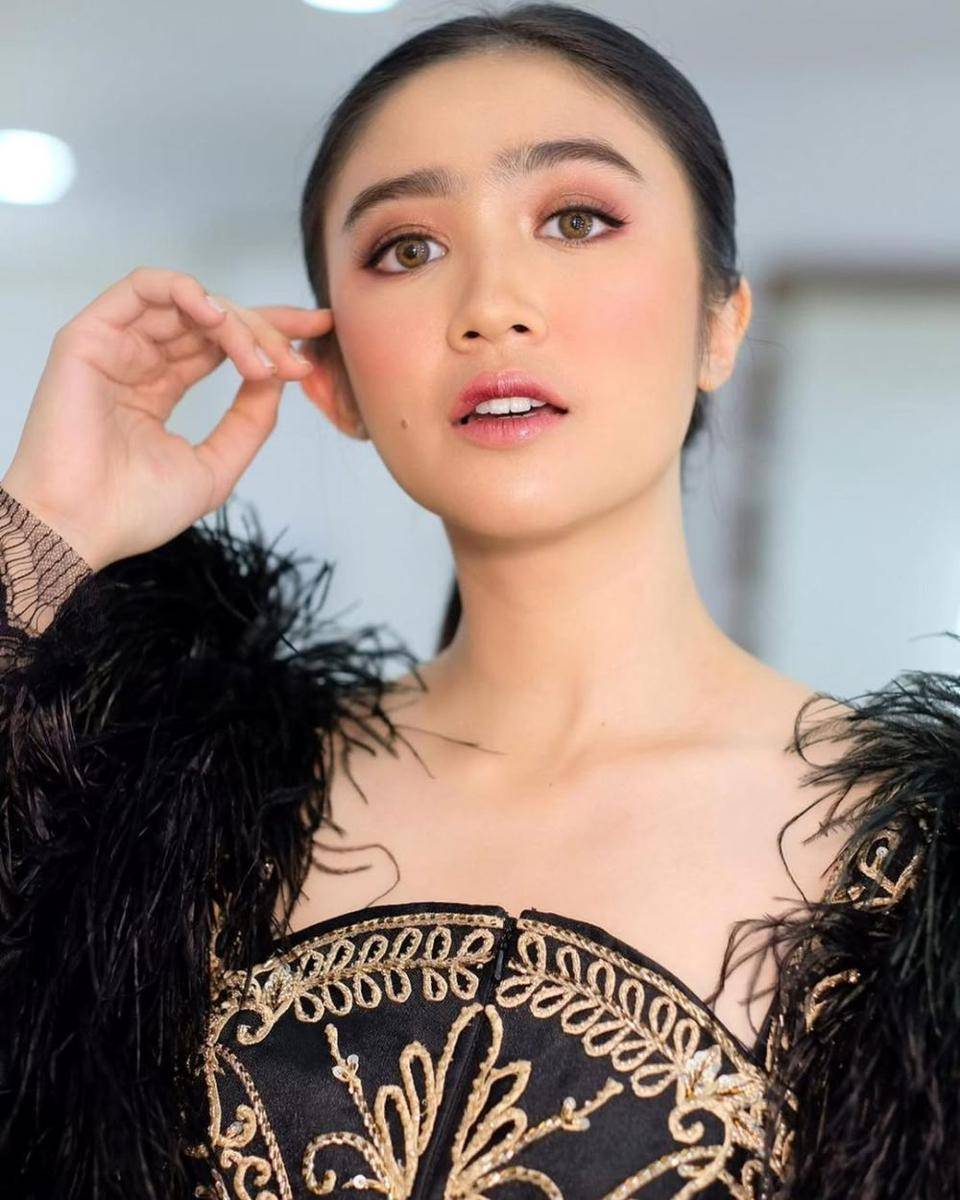 ide makeup wisuda ala Febby Rastanty (instagram.com/febbyrastanty)